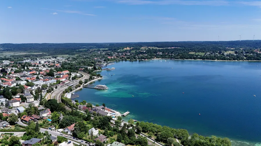 Ein Haus am Starnberger See: „Wer hier kauft, braucht neben Kapital auch Geduld und Verständnis für die baurechtlichen Besonderheiten, etwa beim Denkmalschutz oder eingeschränkten Umbaumöglichkeiten.“