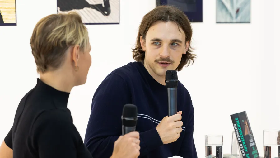 Kaleb Erdmann stellt seinen Roman „Die Ausweichschule“ im Gespräch mit Kira Kramer am Stand der F.A.Z. auf der Frankfurter Buchmesse vor.