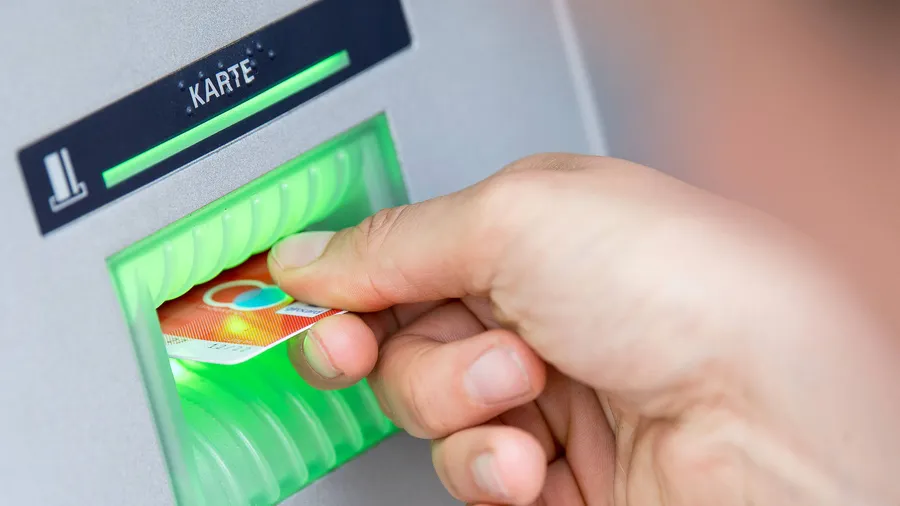 Gesprengter Bankautomat: Polizei sucht nach den Tätern (Symbolbild).