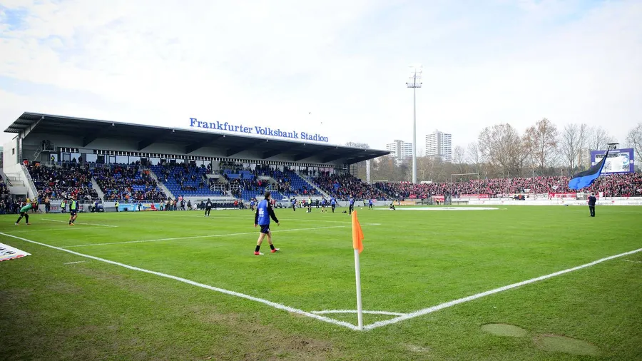 Ärger am Bornheimer Hang: Der Namenssponsor des Stadions, die Frankfurter Volksbank, zeigt sich von dem Vertrag des FSV mit der saudischen Fluggesellschaft „völlig überrascht“.
