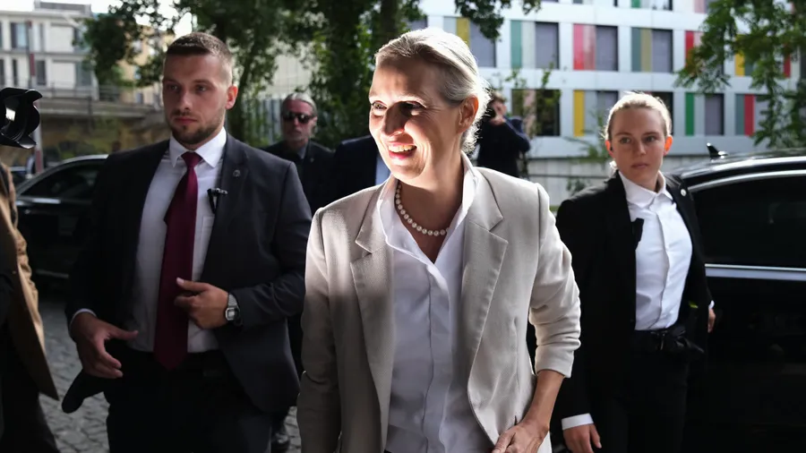 Alice Weidel am Montag auf dem Weg zur Pressekonferenz in Berlin nach dem Wahlsieg in Sachsen-Anhalt
