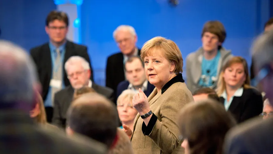 Was man die „sehr verehrte Frau Bundeskanzlerin“ schon immer fragen wollte: Merkel beim Dialog in Erfurt
