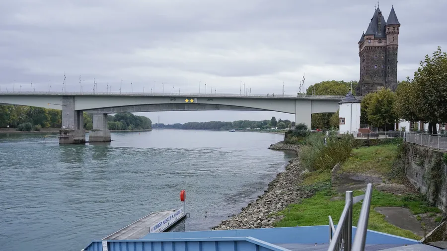Das Rheinufer mit Nibelungenbrücke in Worms (Symbolbild)