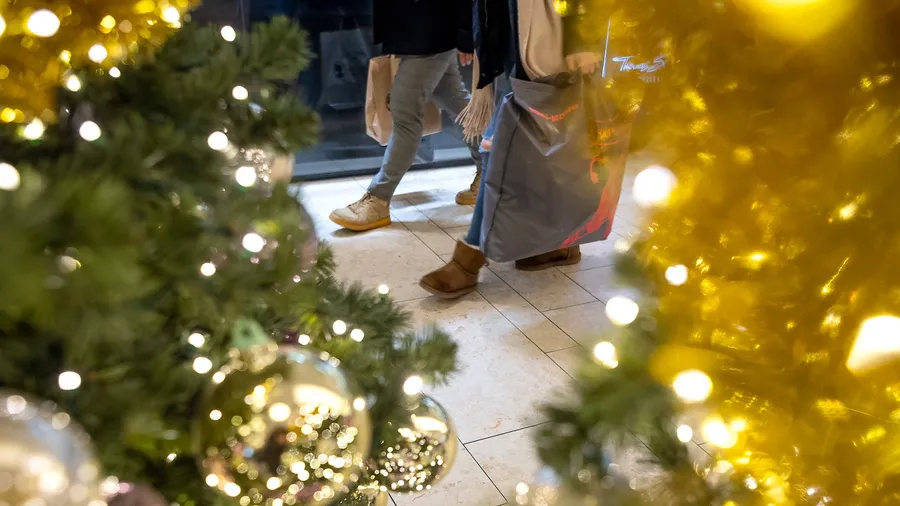 Zu viele Menschen und keine Ideen: Vor Weihnachten in einem Shoppingcenter