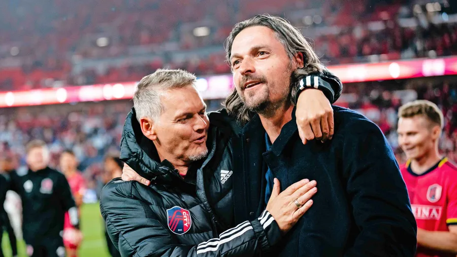 Gratulation: Trainer Bradley Carnell und Sportdirektor Lutz Pfannenstiel