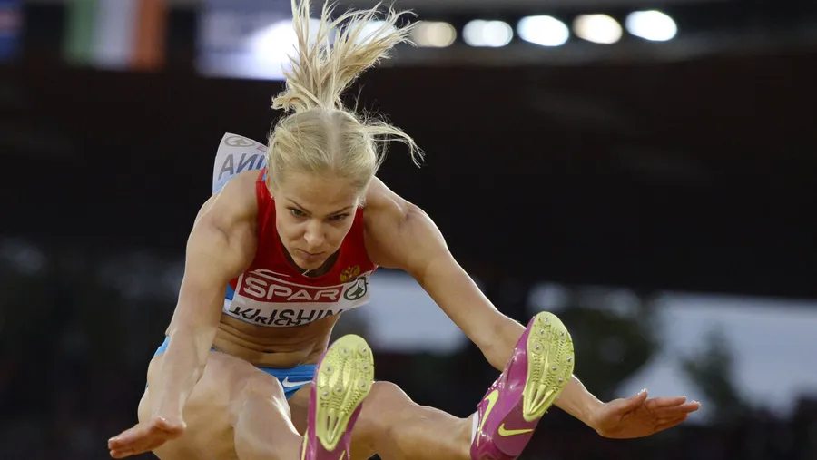 Malaika Mihambo von der LG Kurpfalz, die Berlinerin Melanie Bauschke und Sisthene Moguenara aus Wattenscheid haben das Weitsprung-Finale bei der Leichtathletik-EM in Zürich erreicht. Mihambo schaffte im letzten der drei Versuche am Dienstag noch den zweitbesten Satz des Tages mit 6,70 Meter. Nur Titelverteidigerin Eloyse Lesueur (Frankreich) flog zwei Zentimeter weiter. Favoritin Darya Klishina (Russland) kam auf die schöne Weite von 6,66 Meter. Die deutsche Meisterin Bauschke kam mit 6,56 Meter weiter, Moguenara schaffte es mit 6,50.