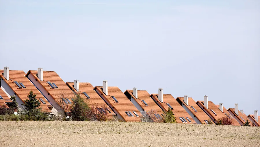 Dach an Dach, Schornstein an Schornstein. Eine Reihe von Neubauten säumt den Feldrand im Zwickauer Land in Sachsen.