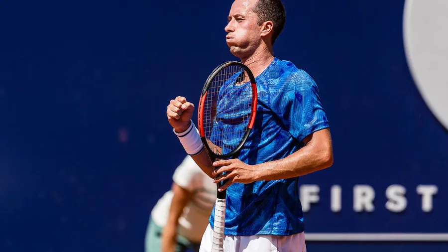 Drei Tage nach seiner Halbfinal-Aufgabe in Hamburg hat Davis-Cup-Spieler Philipp Kohlschreiber beim ATP-Tennisturnier in Kitzbühel die zweite Runde erreicht. Der Augsburger setzte sich am Dienstag gegen Facundo Bagnis aus Argentinien mit 7:5, 3:6, 6:3 durch. Nach 2:11 Stunden stand sein Auftakterfolg fest. Im Achtelfinale des mit 482.060 Euro dotierten Sandplatzturniers trifft der Kitzbühel-Sieger von 2015 auf den Tschechen Jiri Vesely, der den Karlsruher Yannick Hanfmann 6:4, 6:4 bezwang. Hanfmann hatte am vergangenen Wochenende in Gstaad überraschend das Endspiel erreicht. Am Rothenbaum hatte der 33-jährige Kohlschreiber wegen Oberschenkelproblemen gegen Florian Mayer aufgegeben und war dabei von Zuschauern ausgepfiffen worden. (dpa)