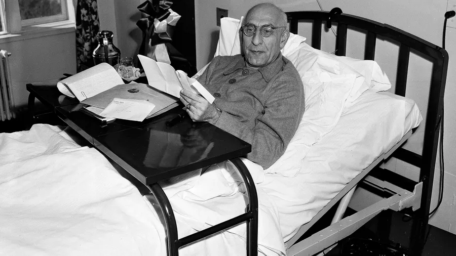 Irans Premierminister Mohammad Mossadegh erledigt seine Korrespondenz im Bett liegend, Oktober 1951.