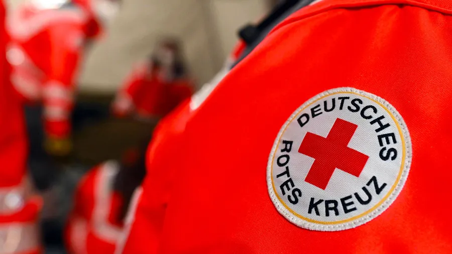 Logo des Deutschen Roten Kreuz, aufgenommen bei einer Übung in Rheinland-Pfalz