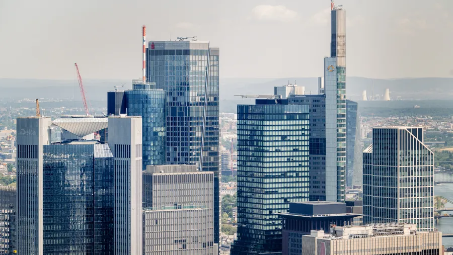 Zentren der Macht: Blick vom Frankfurter Messeturm auf die Frankfurter Skyline.