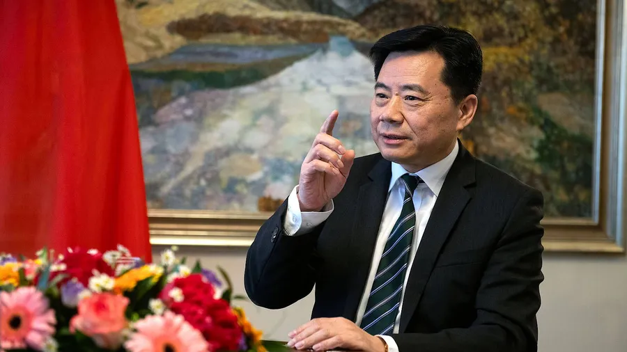 Der neue chinesische Botschafter Wu Ken beim Interviewtermin in der chinesischen Botschaft in Berlin: Den Vorwurf, der chinesische Konzern Huawei sei regierungsnah, bezeichnet er als Mobbing gegen chinesische Tech-Unternehmen.