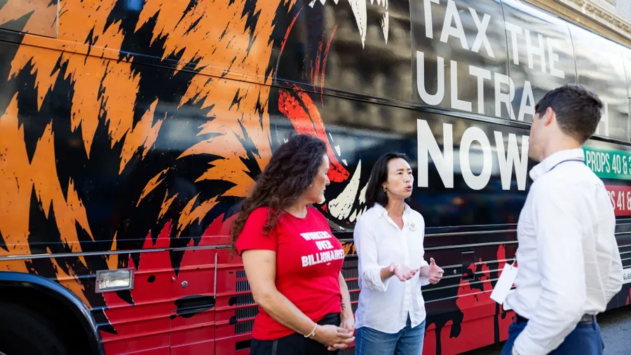 „Tax the Ultra Rich“: Das ist eine Kampagne für die Milliardärssteuer in Kalifornien.