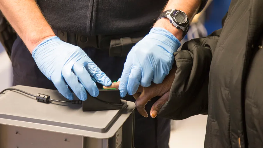 Von Migranten und Asylsuchenden nimmt der deutsche Staat bei der Einreise viele Daten auf, unter anderem Fingerabdrücke.