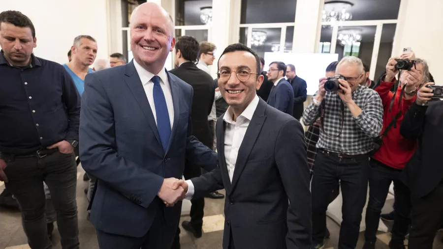 Uwe Becker (CDU) und Mike Josef (SPD) nach der Oberbürgermeisterwahl im Frankfurter Rathaus Römer