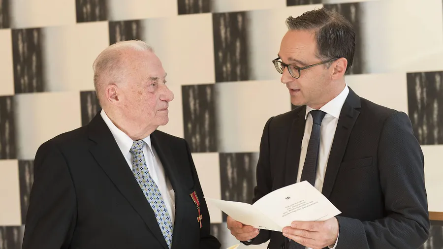 „Justizgeschichte mitgeschrieben“: Bundesjustizminister Heiko Maas (rechts) ehrt Gerhard Wiese.