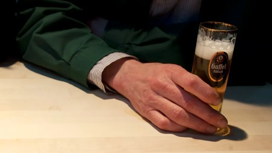 Hoch die Stangen: Gerstensaft in einem typischen Kölner Bierglas