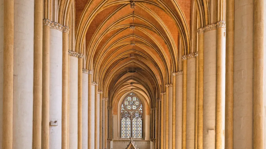 Ein unzerstörtes Juwel im hessischen Hinterland: Blick in das Mittelschiff der Klosterkirche in Haina.