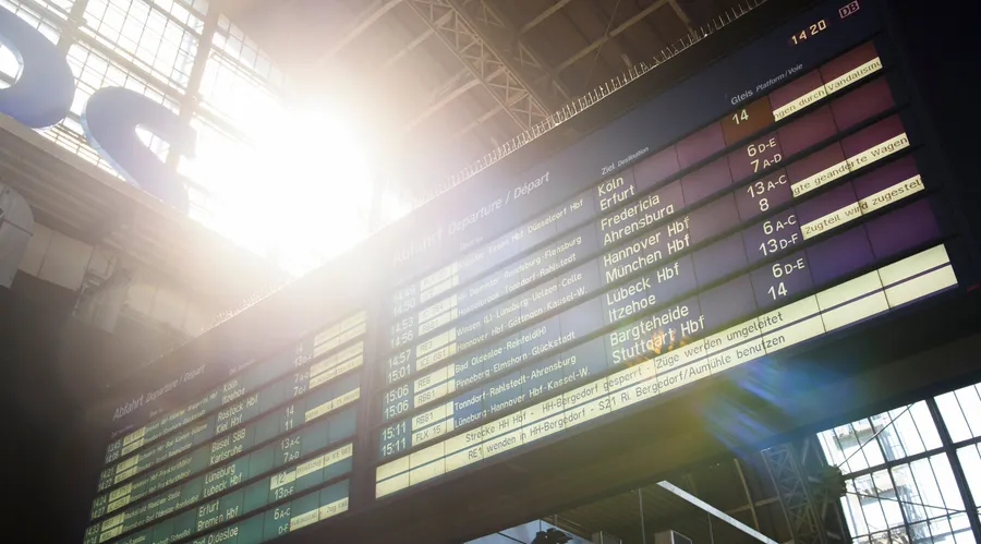An einer Anzeigetafel am Hamburger Hauptbahnhof werden nach mutmaßlichen Brandanschlägen Zugumleitungen und Zugausfälle vermeldet.