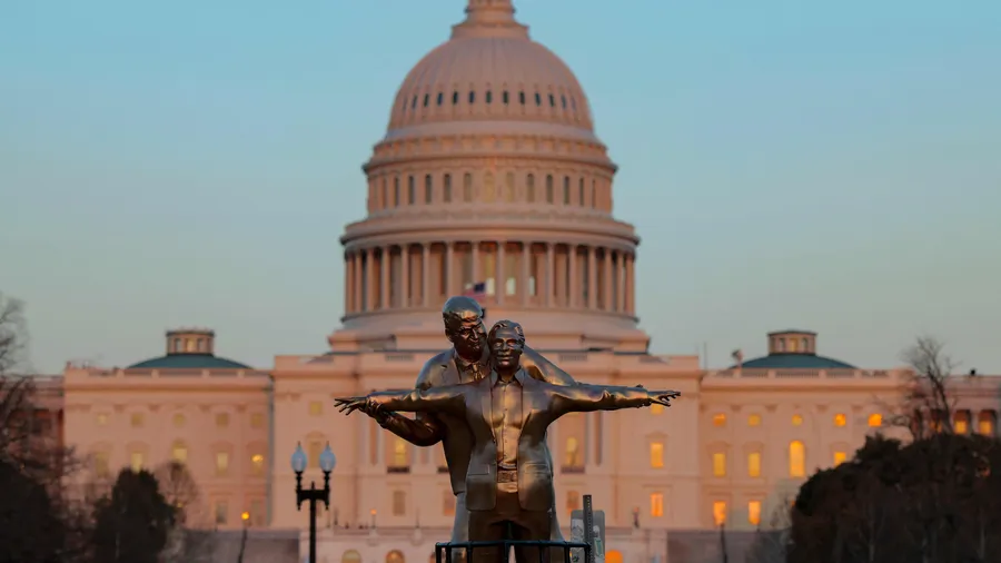 Fast so schlimm wie die echten Bilder: Trump und Epstein als „Titanic“-Figuren auf der National Mall in Washington.