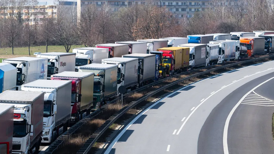 Wegen der Kontrollen an der Grenze zu Polen hat sich am Dienstag auf der Autobahn 4 zwischen Dresden und Görlitz ein Stau gebildet, der nach Angaben der Polizei bis zum Mittag auf eine Länge von 65 Kilometern angewachsen war.