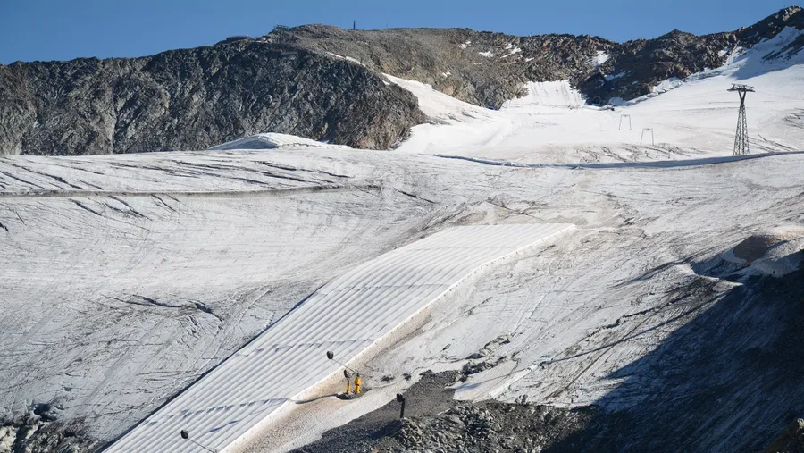 Nackter Fels: ein Schneedepot am Rettenbachferner im Ötztal.