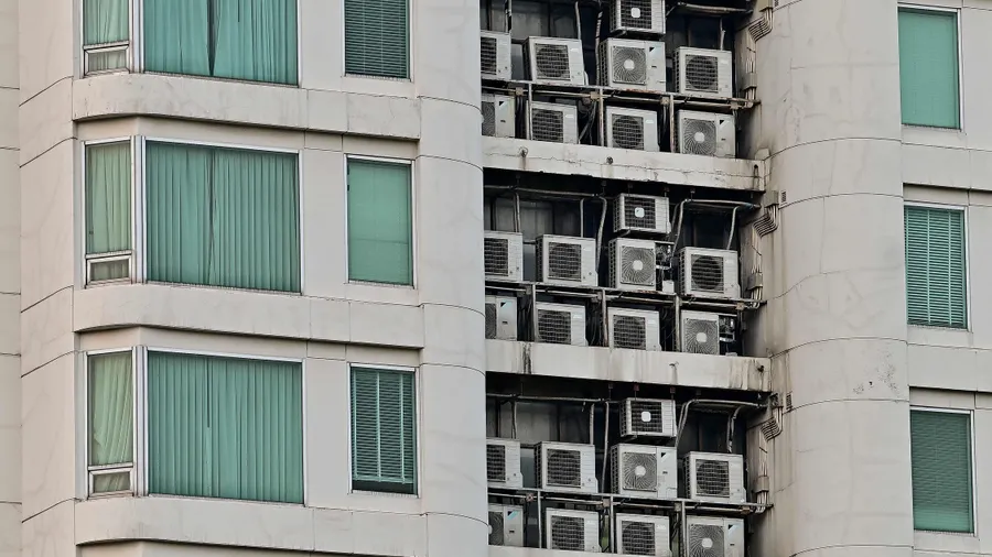 Notdürftige Kühlung: Häuserfassade in Bangkok