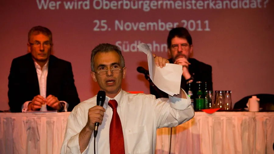 Michael Paris (links), Peter Feldmann (Mitte) und Gernot Grumbach (rechts) bei der SPD-Regionalkonferenz im November 2011.