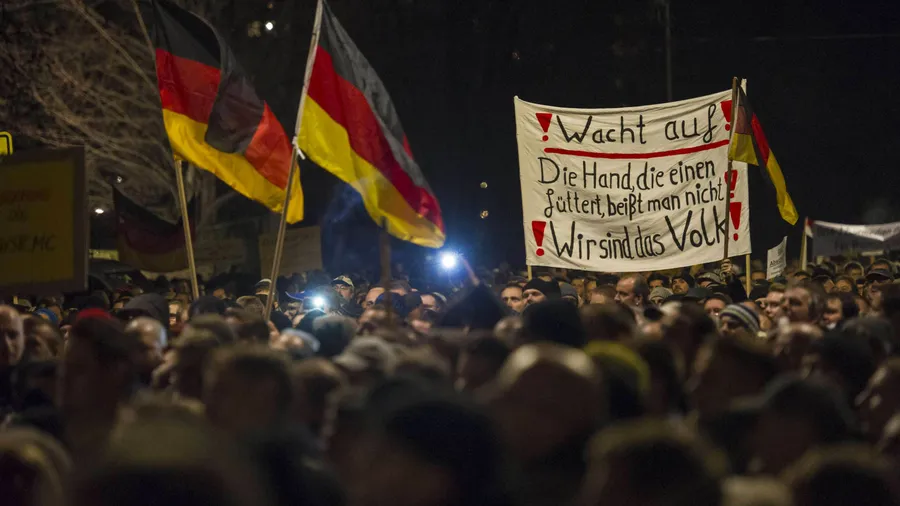 Pegida-Aktivisten demonstrieren in Dresden mit Schlachtrufen wie „Wir sind das Volk“ und „Lügenpresse, Lügenpresse!“