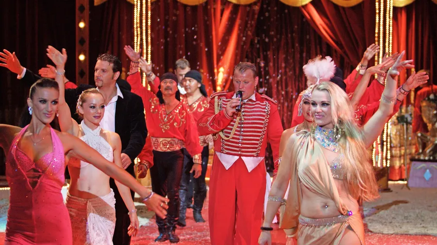 Manege frei: Timmy Barelli (Mitte) im Kreis seiner Artisten
