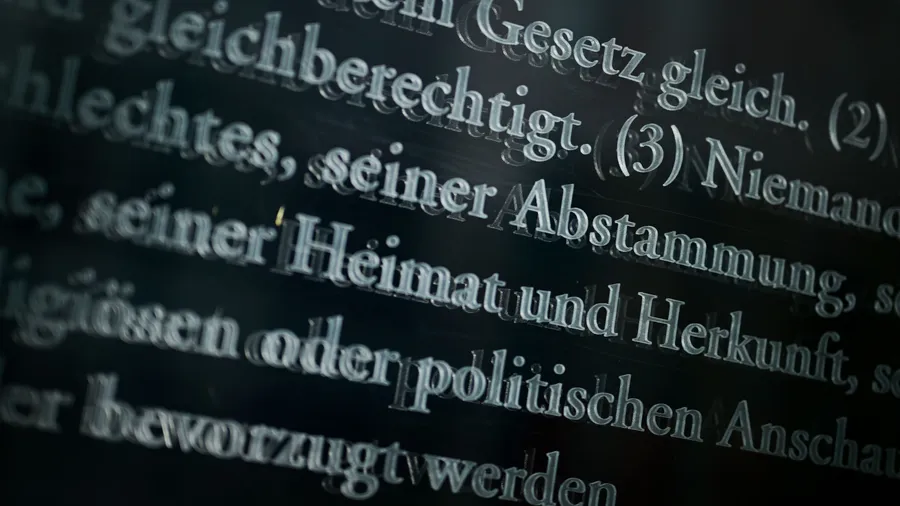 Das Allgemeine Gleichbehandlungsgesetz (AGG) konkretisiert den in Artikel 3 GG verankerten Gleichbehandlungsgrundsatz und dient dem Schutz vor Diskriminierung.