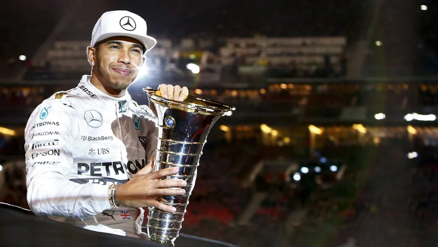 Lewis Hamilton ließ sich in Stuttgart noch einmal mit seiner  WM-Trophäe in Szene setzen