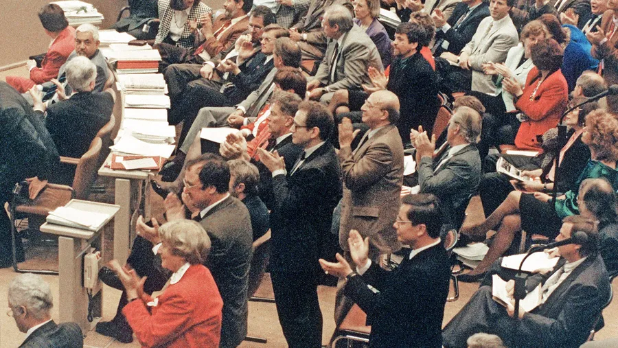 Berlin oder Bonn? Abgeordnete klatschen nach Schäubles Plädoyer im Bundestag für Berlin 1991.