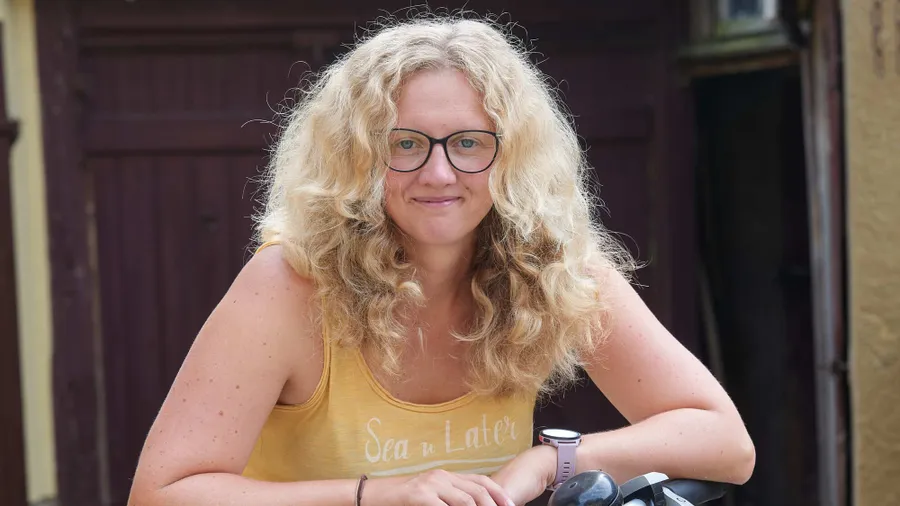 Auf dem Lastenrad: Franziska Simmel auf ihrem Hof in Sachsen