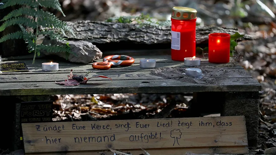 Kerzen stehen an der Unfallstelle im Hambacher Forst.