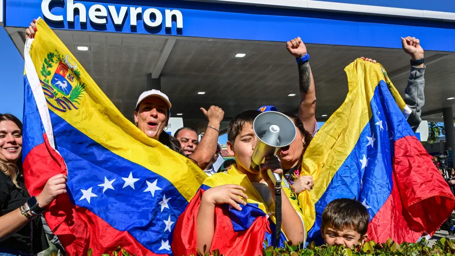 Menschen feiern die Festnahme von Maduro in Doral, Florida am 3. Januar 2026