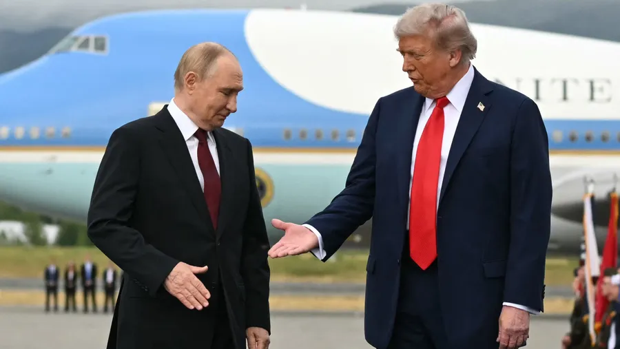 US-Präsident Donald Trump und Russlands Präsident Wladimir Putin reichen sich nach der Ankunft in Anchorage, Alaska, am 15. August 2025 die Hand.