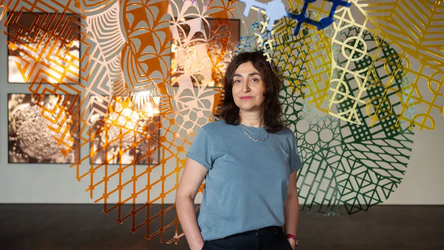 Klang wird Kunst an der Wand: Nevin Aladağ in ihrer Ausstellung „Raise The Roof" auf der Mathildenhöhe Darmstadt steht in ihrer Arbeit „Pattern Kinship, Leaves", an der Wand im Hintergrund die Arbeit „Stiletto".