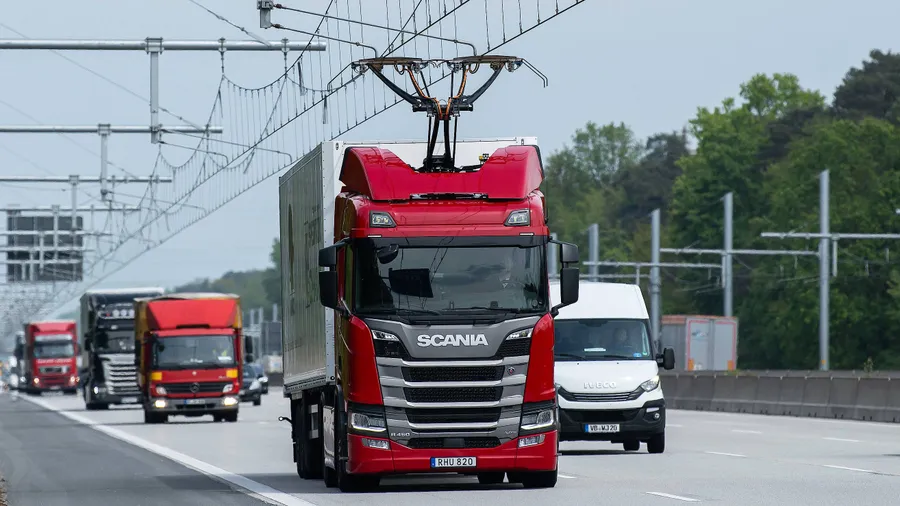 Der E-Highway wird auf der insgesamt zehn Kilometer langen Teststrecke zwischen den Anschlussstellen Langen/Mörfelden und Weiterstadt erstmals im öffentlichen Straßenverkehr erprobt.
