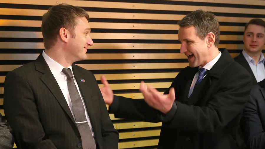 Der AfD-Spitzenkandidat der AfD in Sachsen-Anhalt, André Poggenburg, freut sich über das starke Abschneiden seiner Partei.