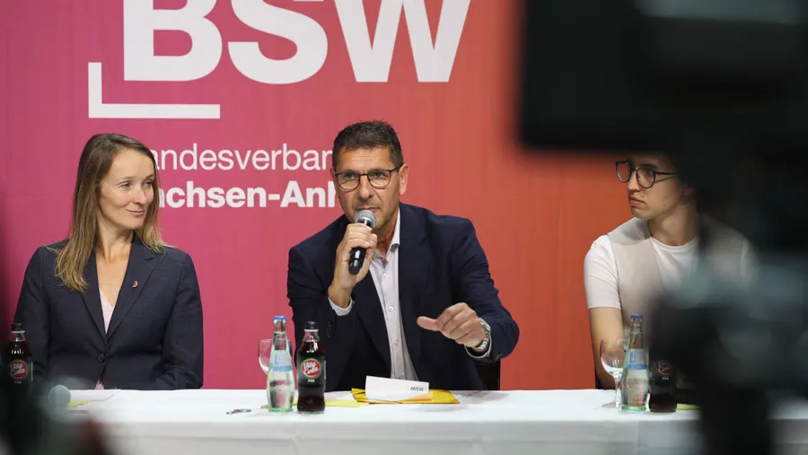 Die BSW-Politiker Thomas Schulze (Mitte) und Claudia Wittig (links) am Dienstag in Magdeburg
