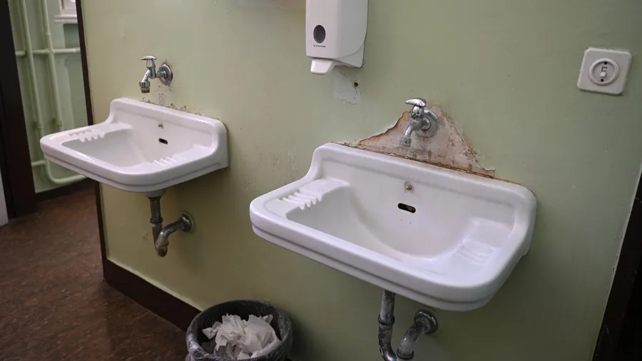 Alte Waschbecken in einer Schule: Kommunen sehen hohen Investitionsbedarf in die Infrastruktur.