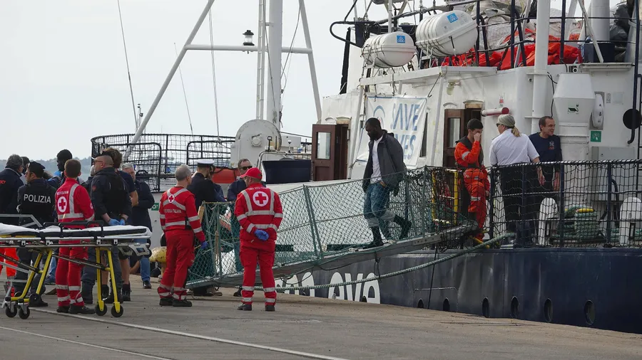 In Tarent seien die Menschen einzeln registriert und medizinisch versorgt worden, berichtet die Crew.