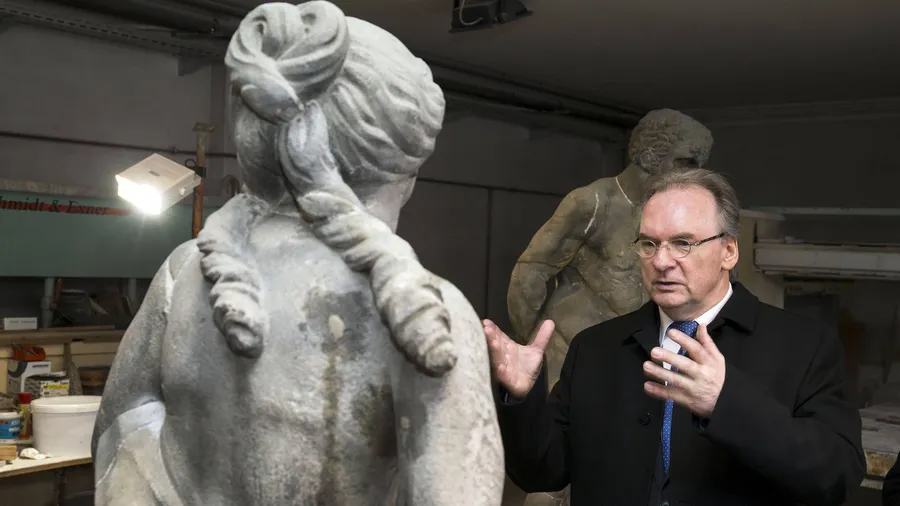 Jede Stimme zählt: Haseloff bei einem Wahlkampfbesuch in einem Natursteinbetrieb