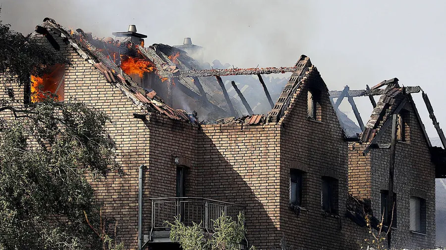 Hausbrand in Siegburg: Die Flammen fragen nicht nach der Rechnung.