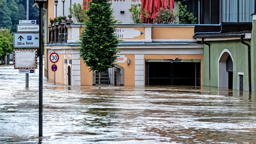 In Passau: Teile der Altstadt sind am Dienstag vom Hochwasser der Donau überflutet.