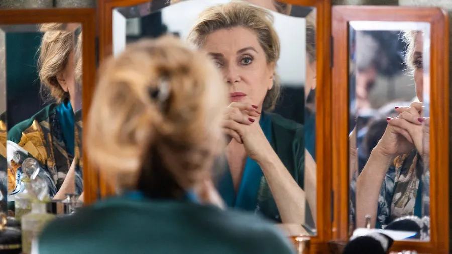 Sie muss den Spiegel nicht anschauen, es reicht, dass der Spiegel sie anschaut und bewundert: Catherine Deneuve.