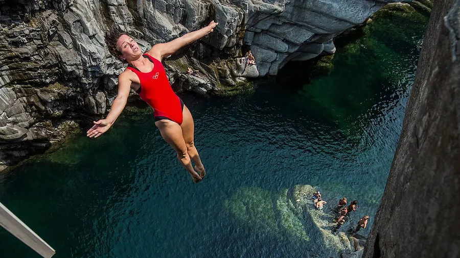 „Für mich ist das etwas ganz Normales“: Anna Bader beim Klippenspringen.