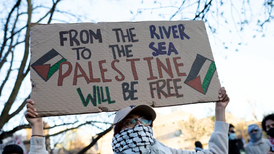Strafgerichte werten die Strafbarkeit der Parole „From the River to the Sea“ in Deutschland derzeit unterschiedlich.