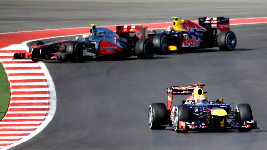 Enge Sache: In dieser Szene führt Vettel noch vor Hamilton, später überholt ihn  der Brite